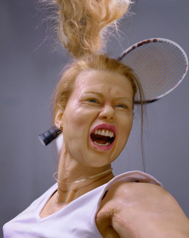 Oleg Kulik (RUS): Tennis Player, 2002. (Pressefoto). KLIK på billedet for at se detaljer.