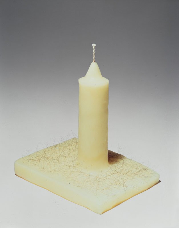 Hjemmedyppet. Et af udstillingens tidligste voksværker. Robert Gober (US): Untitled (Candle), 1991. (Pressefoto)