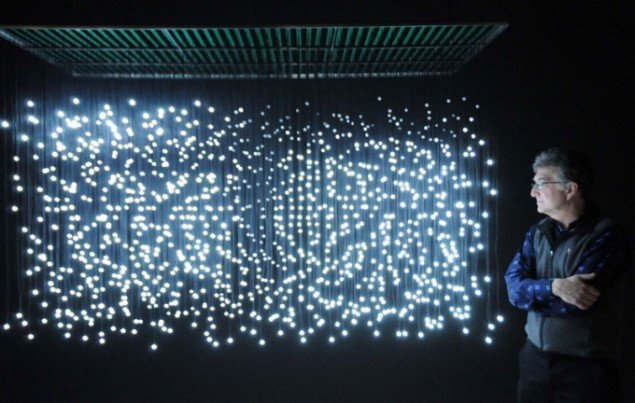 Jim Campbell ved værket Exploded view, 2010, 1152 LEDer, hvor en mand løber i ring, falder og fortsætter... (Foto: Hasse Ferrold)