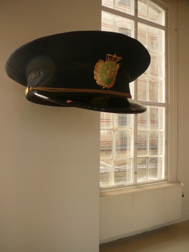 P1060803: Erwin Wurm.  Police Cap Denmark, 2010. Foto: Simone L. Hansen.