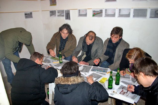 Stemningsbillede af klienter, der skitserer udsmykningsideer til de udstillede steder i byen. Foto: Anne Dyhr