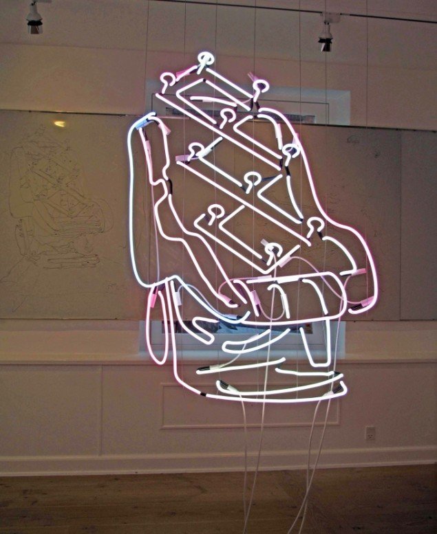 Erik A. Frandsen: Between Memory and Theft (Udsnit), betonfrise og neon, 2011. Pressefoto.