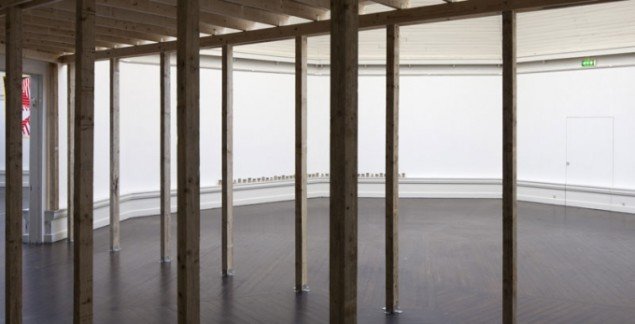 Installationsview under We Have a Body, 2011 og i baggrunden Pattern of The Day, 2011. (Foto: Anders Sune Berg)