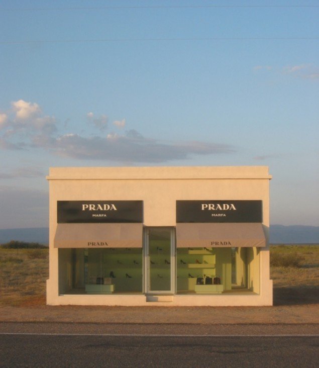 Elmgreen & Dragset: Prada Marfa, 2005. Mockup af en Prada butik i ørkenlandskabet nær Marfa, Texas. Foto: Elmgreen & Dragset.