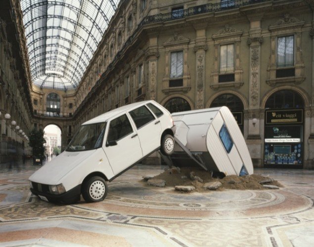 Elmgreen & Dragset: Short Cut, 2003. Udstillet i forretningsstrøget Galleria Vittorio Emanuele II i Milano. Foto: Jens Ziehe.
