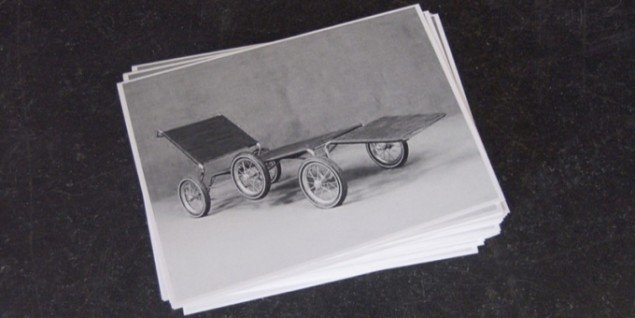 The idea is to recreate Marcel Breuer’s F41 chaise lounge using a pram, some cogwheels, a bicycle chain, and an extra wheel, 2012. Digital print på papir, ubegrænset oplag. Pressefoto.