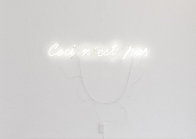 Ceci n’est pas, 2012. Neonskilt, konverter, 103 x 18 cm. Pressefoto.