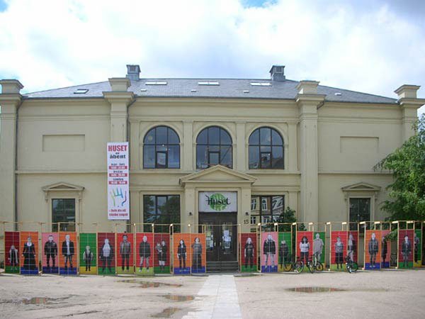Værket LIVGARDE står vagt udenom HUSET i Århus. Foto: Sidsel Wiis.