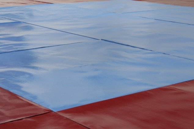Mikkel Niemann Blue square, installation, papir og alkyd, 5 x 5 x 3 m. Pressefoto.