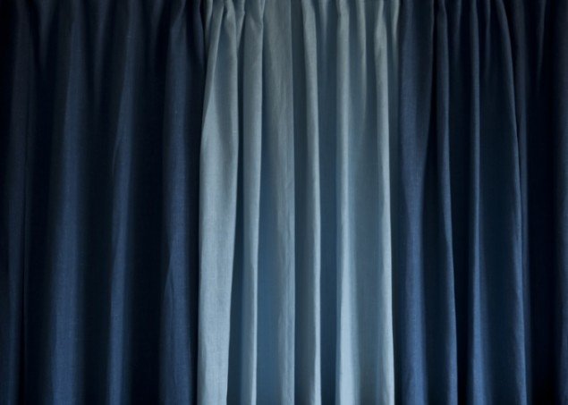 Gardin / Curtain, 2012, Per Bak Jensen, C-print / C-print 69 cm x 95,4 cm / 125 cm x 165 cm. Ed. 6 / Ed. 3. Foto: Per Bak Jensen, Galleri Bo Bjerggaard.