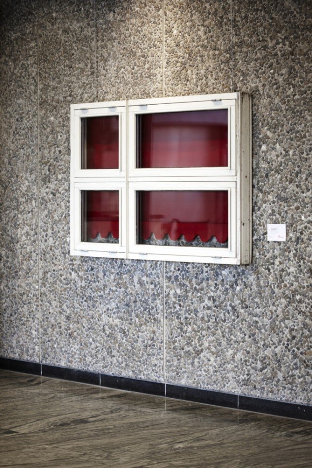 Dannebrogsvindue, Hesselholdt & Mejlvang, brugt dannebrogsvindue, rullegardin, maling, 108 x 162 x 11,5 cm. 2011. Pressefoto fra KUNSTEN.