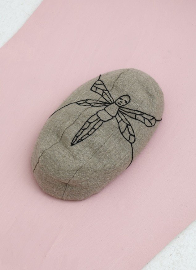 Untitled, 2011. Embroidery, 8 x 23 x 12 cm. Foto: Anders Sune Berg.