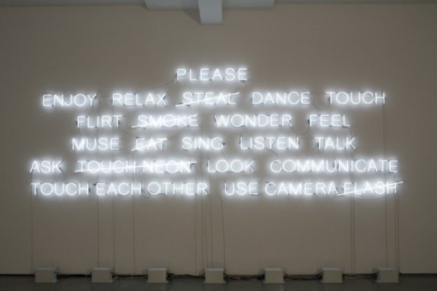Please..., 2008, 487 x 165 cm, neonrør. Courtesy: Johann König, Berlin and 303 Gallery, NY. Foto: John Behrens.
