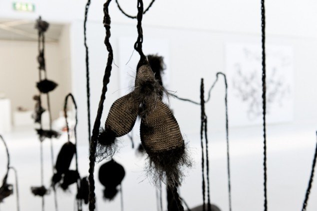 Nærbillede af Kate Skjernings tekstil installation. Foto: Niels Linneberg