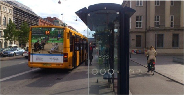 En bus med Nordea Fondens reklame på bagsmækken.