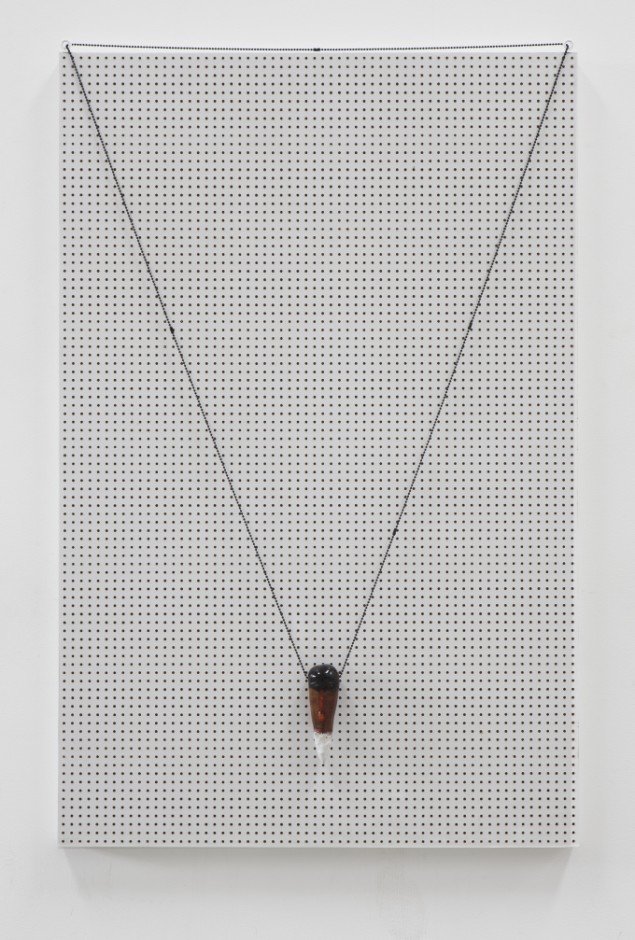 "V", 2012, 120 cm x 80 cm, kuglekæde, stentøj og øsken på perforeret MDF. Foto: Kristoffer Juel Poulsen.