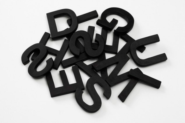 White is a Disguise, Hand carved Mozambiquian black wood Each letter height approx. 9 cm Dimensions variable, 2006. Foto: Henningsen gallery 