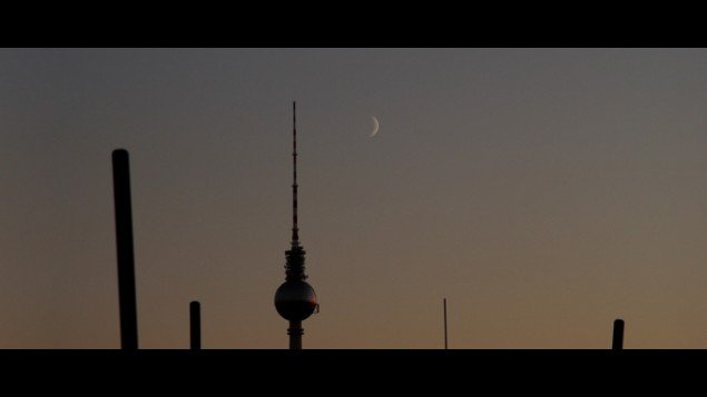 Stillbillede The Moon, Kids, Birds and Aeroplanes, 2011. 9 : 44 min  Digital video med lyd / with sound