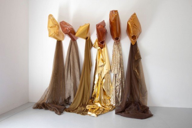 Goldene bend'er costumes. Tekstiler og masker i plexiglas. Foto: Erling Lykke Jeppesen