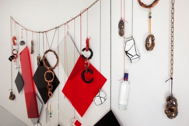 Wall necklace, detalje 2. Plexiglas, kæde, keramik, vodkaflaske, træ, krystaller m.m. Foto: Erling Lykke Jeppesen
