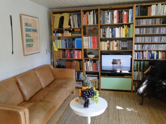 Installationswiev. Susan O´Malleys poster over sofaen. Forest Khaled Barakeh: Squeezed Fruits. På fjernsynsskærmen video af Osama Dawod: Electric Chair. Foto: Line Sandvad Mengers