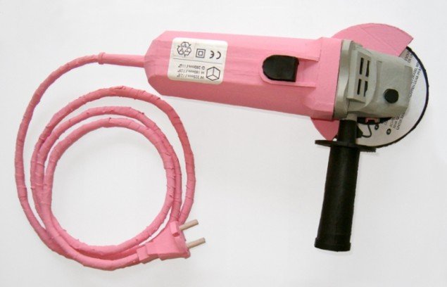 Ladies tools - the angle grinder, pap, lim og akryl, 28x11x42 cm, 2007. Foto: Søren Behncke
