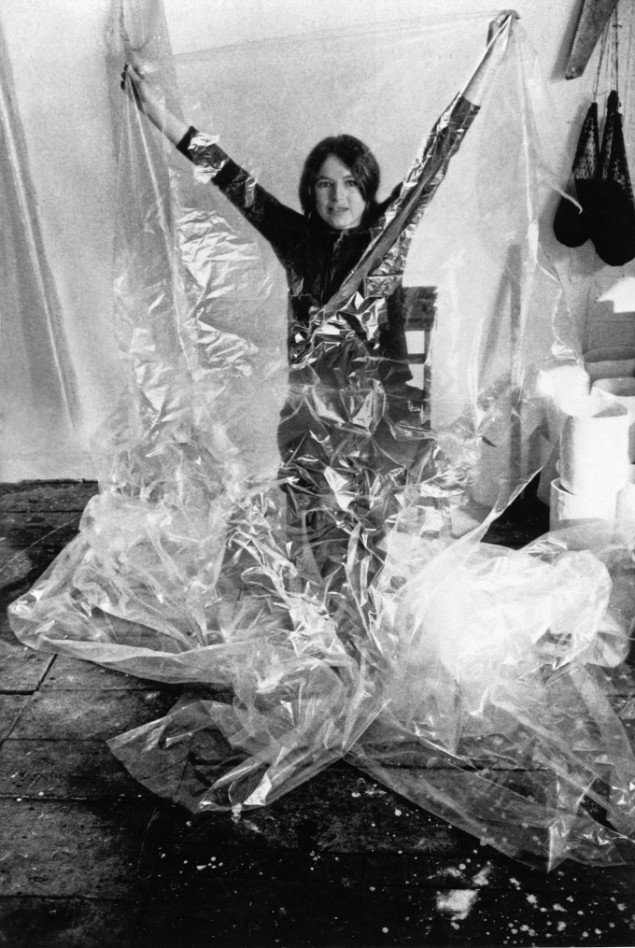 Eva Hesse in her Bowery Studio, circa 1967  Photo: Herman Landshoff  © The Estate of Eva Hesse. Courtesy Hauser & Wirth/   Münchner Stadtmuseum, Sammlung Fotografie, Archiv Landshoff