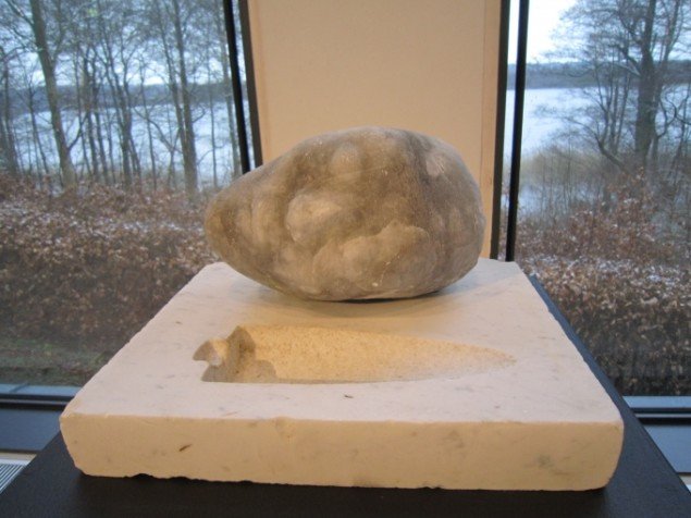 Jytte Rex Johannes 2003. Alabaster og marmor. Foto: Pressefoto