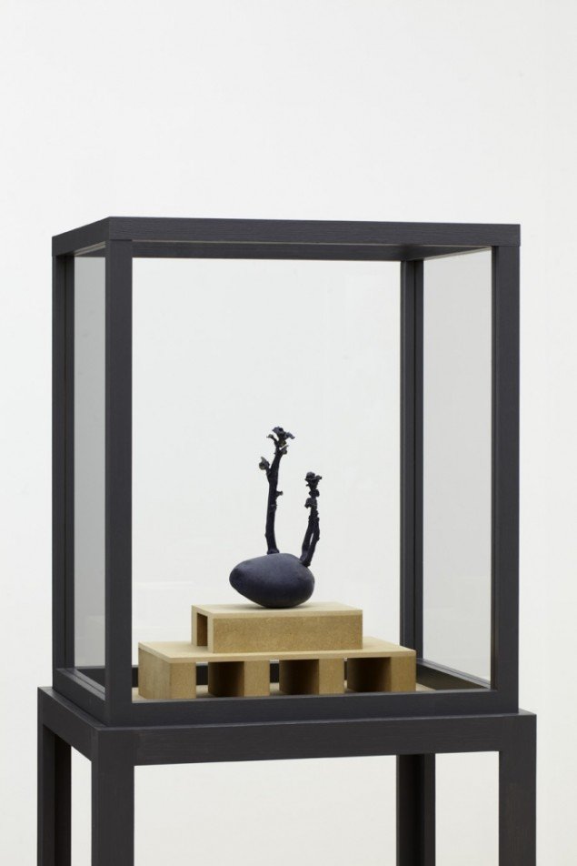 Jytte Høy: Only This and Nothing More fra Quote; The Raven. 2010. Vitrine med objekt i 3D printet sort gummi. Kunsthallen 44 Møen. Foto: Anders Sune Berg