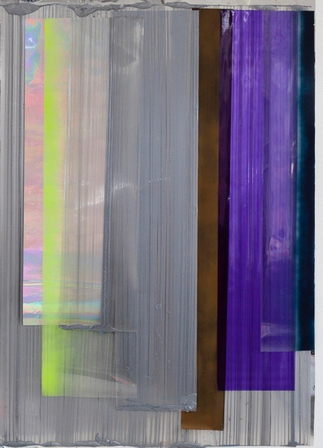 Ruth Campau: NY Vinyls (silver layers, brown, purple). Akryl på mylar, vinyl, folie, polyester. 158 x 110 cm. På VERTICAL, Marianne Friis Gallery. Foto: Michael Mørk