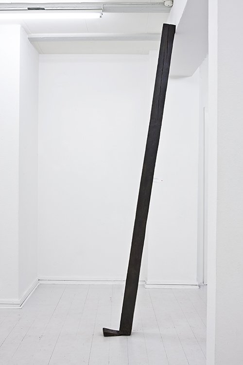 Tina Maria Nielsen: Stolpe 4x4, 2009. Bronze. På Hver og én, Charlotte Fogh Gallery. Foto: Gert Skærlund Andersen