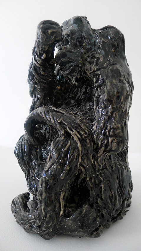 Mette Vangsgaard: Sort Abe, 2014. Paperclay, brændt og glaseret med keramisk glasur og lustre, 22x15x11 cm. Foto: Mette Vangsgaard