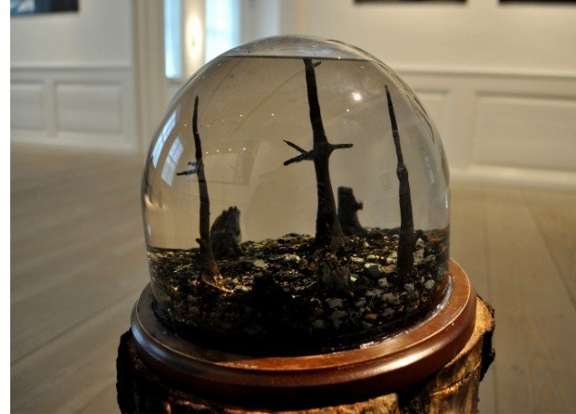 EXTRACT: Snekugle i glas, 30 cm i diameter, 2010. Foto: Mads Thomsen.