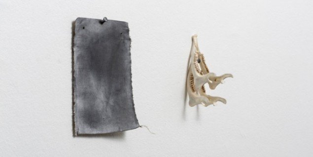 Rasmus Rosengaard Uden titel (detalje), 2014. Hør, sod, grafit, pigment, olie, søm, underkæbe. Foto: Anders Sune Berg 