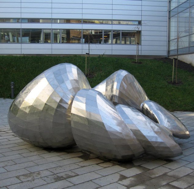 Chain, 2005, Rustfrit stål. Et eksempel på et af René Scmidts offelige arbejder. Forsvarets Materieltjenneste, Viborg. Foto: René Schmidt