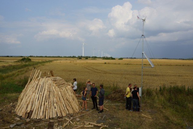 Et at biennalens projekter ses her, hvor man er i gang med at opbygge en gamme og energistation med vindmølle og solcellepanel. Foto: Nørrekærbiennalen 14