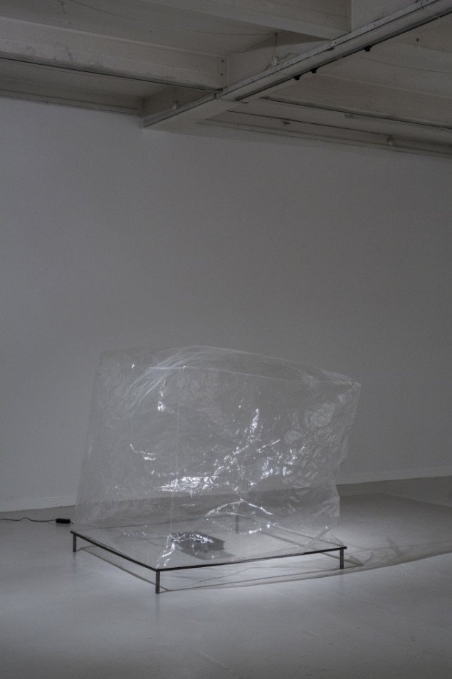 Troels Sandegård: Respiration Floor Piece, 2014. Overgaden. Institut for samtidskunst. Cellophane plastic, iron frame, ventilator, electronic controler, varighed 3min. Foto: Anders Sune Berg