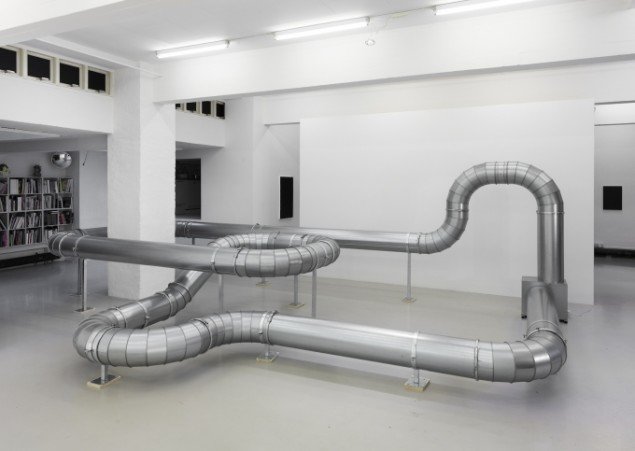 Troels Sandegård: 32 m/s, 2011, Gallery Christina Wilson. Exhaust tubes, ventilator. Foto: Anders Sune Berg