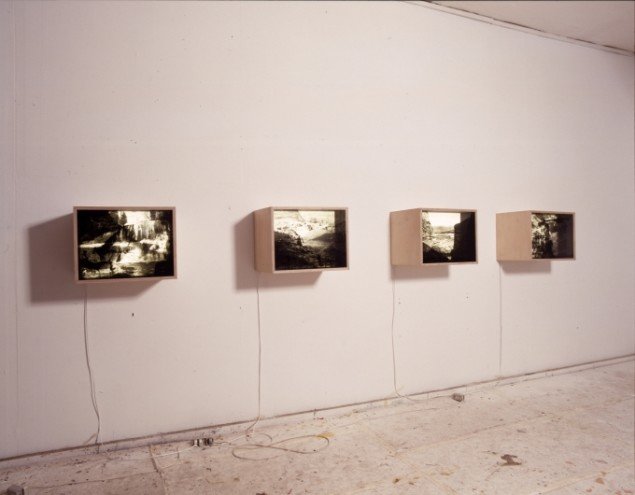 Fra serien Exploration, Lyskasser, 1996-97. Træ, plexiglas, lysstofrør, 36,5 x 47 x 34,5 cm. Statens Museum for Kunst. Foto: Lars Gundersen.