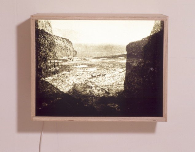 Fra serien Exploration, Lyskasse # 3, 1996-97. Træ, plexiglas, lysstofrør, 36,5 x 47 x 34,5 cm. Statens Museum for Kunst. Foto: Lars Gundersen.