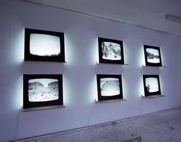 Erik Øckenholt: American Survey, video stills, 1996. Plexiglas, træ, lysstofrør, 69 x 84 x 28 cm. Foto: Lars Gundersen.