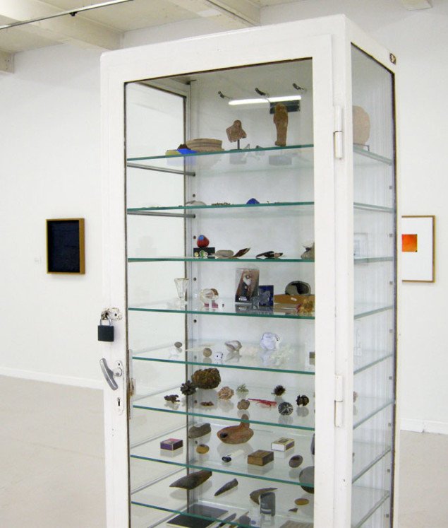 Et miniaturemuseum i et medicinskab. Foto: Kristian Handberg. 