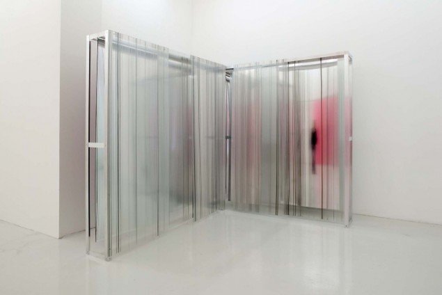 Ruth Campau: Space Bar (corner bar), 2004, akryl på akrylplade, spejlakryl, aluminium, 2,60 x 5 m. Foto: Anders Sune Berg