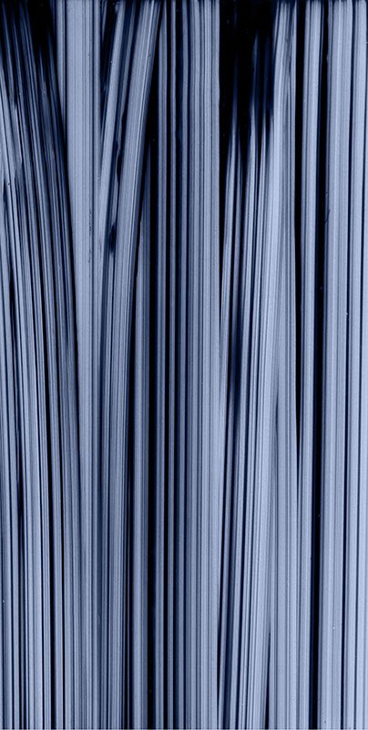 Ruth Campau: Vertical (Blue), 2014. Inkjet print på Slickrock Mettallic Pearl, 197 x 103 cm. På Crystalline, Galleri DGV. Foto: Michael Mørk