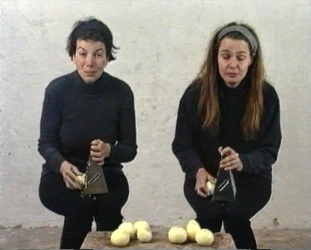 Hanne Nielsen og Birgit Johnsen: Afrivning af løg, 1995. Still fra værket