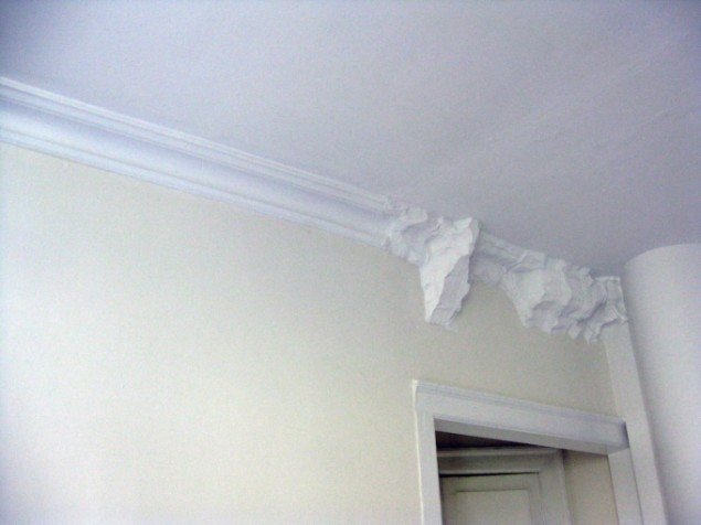I en privat lejlighed er der blevet plads til lidt kunst oppe under loftet, hvor Klemann har opdaget, at skulptøren har frit råderum. Pressefoto.