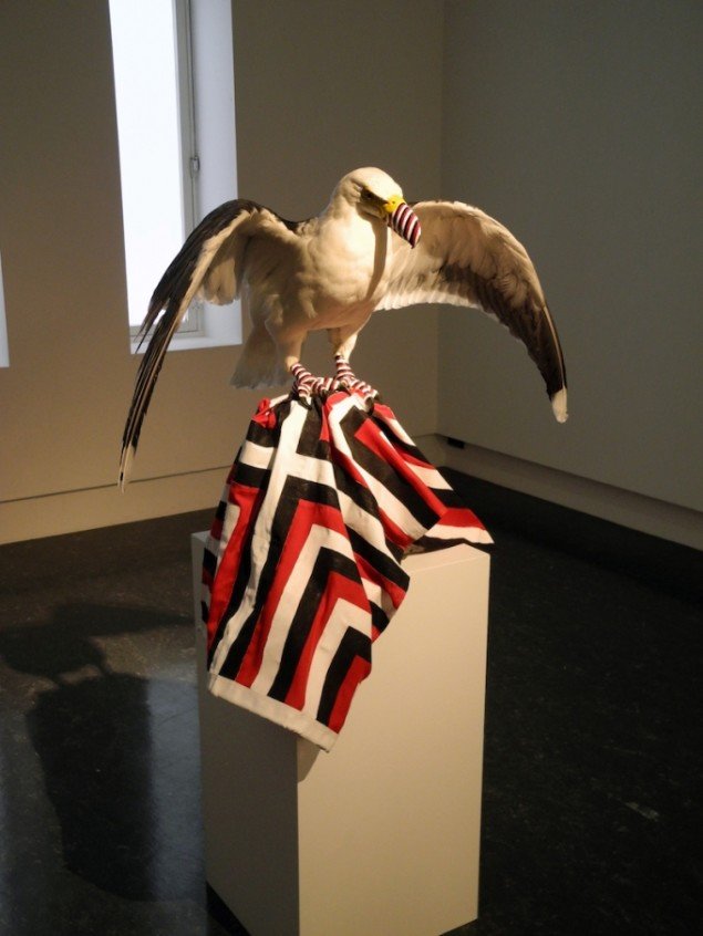 Hesselholdt & Mejlvang: Patriotic Seagull Eagle, 2012. Installationsview fra The Dark Passenger, SKMU - Sørlandets Kunstmuseum, Kristiansand, Norge. Foto: Hesselholdt & Mejlvang