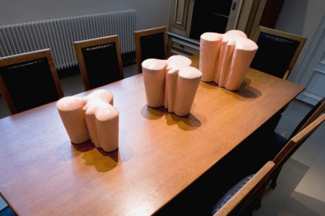 Hesselholdt & Mejlvang: Flesh Tinted Urns, 2014. Installationsview fra Pomp and Ceremony - Shades of Skin, Turku Kunstmuseum, Finland. Foto: Vesa Aaltonen