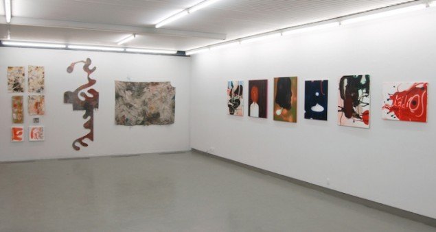 Installationsview fra udstillingen Bagsiden af en blomme, 2015 på Galleri Tom Christoffersen. Foto: Galleri Tom Christoffersen
