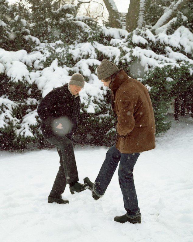 34. Two men wearing clogs in the snowy wheather stamp their soles together to warm their feet, 2006. Fra den fotografiske serie 59 Illustrations, (2006 -)
